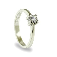 Sortija con diamante en talla brillante de 0.25 cts en oro de 18 kilates.
Este producto se entrega estuchado y envuelto para re