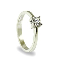 Anillo con diamante en talla brillante de 0.15 cts en oro de 18 kilates.
Este producto se entrega estuchado y envuelto para reg