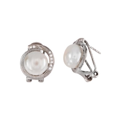 Pendiente de plata con perla y circonitas
Tamaño 15mm
Fabricado en plata de primera ley 
Este producto se entrega estuchado y