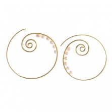 Pendiente fabricado en plata de ley con baño de oro, formando un espiral con perlas.
