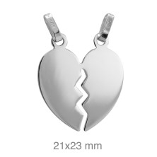 Corazón partido liso.<BR>El tamaño del corazon es de 23 mm de alto y 21 mm. de ancho.<BR>Este corazon está fabricado en plata de