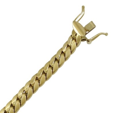 Cadena cubana para hombre,&nbsp;fabricada en oro de 18 kilates.<BR>Largo 50 cm, ancho 6 mm, con cierre de lengueta con ochos de 