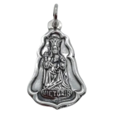 <p>Medalla <strong>Virgen de la Victoria</strong> (2)<br /> Medida: 33 x 19 mm (con asa incluida) <br />Fabricada en <strong>Pla