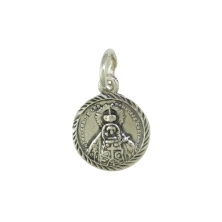 Medalla de la Virgen de los Remedios de Cartama de 16 mm. fabricada en plata de ley.<BR>Este producto se entrega estuchado y env