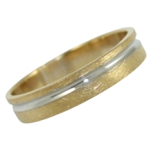 <STRONG>Alianza 4mm oro 18 kilatesbicolor</STRONG> arañada. <STRONG>Alianza</STRONG> plana de <STRONG>4mm</STRONG> de oro amaril