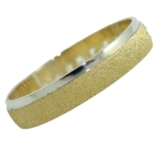 <STRONG>Alianza 4mm oro 18 k bicolor</STRONG> arenada y brillo. <STRONG>Alianza</STRONG>&nbsp;fabricada en<STRONG> oro</STRONG> 