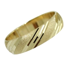 <STRONG>Alianza oro</STRONG> 5mm rayas. <STRONG>Alianza</STRONG> de 5mm fabricada en <STRONG>oro</STRONG> de <STRONG>18 kilates<