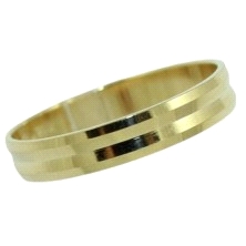 <STRONG>Alianza oro 4 mm con linea mate y brillo<BR></STRONG>Este <STRONG>anillo para boda</STRONG>&nbsp;tiene dos lineas en mat