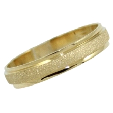 <P>Alianza <STRONG>oro amarillo 4mm</STRONG>.<BR>Este <STRONG>anillo de bodas</STRONG> tiene los filos en brillo y el centro are