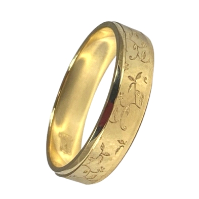 <STRONG>Alianza plana 4.5mm grabado&nbsp;oro amarillo</STRONG>. Este anillo de oro amarillo con un grabado de flores tiene un an