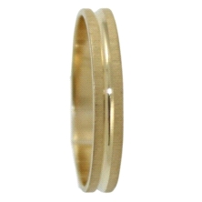 Anillo compromiso 3 mm oro <BR>Anillo de compromiso con una linea central en brillo<BR>Fabricado en oro de 18 kilates.<BR>