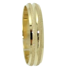 <STRONG>Alianza oro</STRONG> 4mm arenada. <STRONG>Alianza</STRONG> arenada de 4mm con linea central en brillo fabricada en <STRO