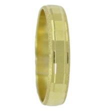 <STRONG>Alianza oro</STRONG> 4mm cuadros. <STRONG>Alianza</STRONG> con filos arenados y la parte central formando cuadros en bri