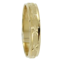 <STRONG>Alianza oro</STRONG> 4 mm rayada con estrellas. <STRONG>Alianza</STRONG> fabricada en<STRONG> oro</STRONG> de <STRONG>18