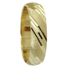 <STRONG>Alianza oro</STRONG> 5mm rayas. <STRONG>Alianza</STRONG> de 5mm fabricada en <STRONG>oro</STRONG> de <STRONG>18 kilates<