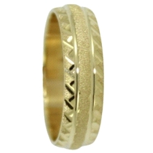 <STRONG>Alianza oro 5 mm</STRONG> con zig zag. <STRONG>Alianza</STRONG> matizada de 5 mm fabricada en<STRONG> oro</STRONG> amari