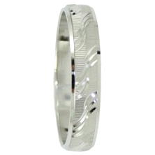 <STRONG>Alianza oro blanco 4mm</STRONG> tallada. <STRONG>Alianza</STRONG> de boda plana con terninacion rayada con tallado en br