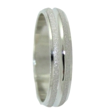 <STRONG>Alianza</STRONG> matizada brillo 4mm<STRONG> oro blanco</STRONG>. <STRONG>Alianza</STRONG> arenada de 44mm con filos y l