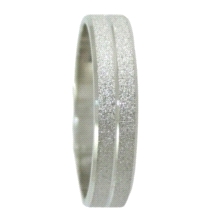 <STRONG>Alianza </STRONG>arenada 4mm <STRONG>oro blanco</STRONG>. <STRONG>Alianza</STRONG> de 4mm con terminacion arenada y line