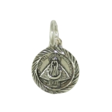 Medalla de la Virgen de los Remedios de Cartama en 14 mm de plata.<BR>Este producto se entrega estuchado y envuelto para regalo