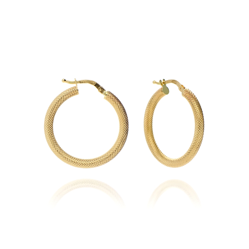 <STRONG>Aro oro 9k 15 mm tubo tallado</STRONG>. Pendientes<STRONG> aro&nbsp;tubo tallados</STRONG> con cierre recto. Tienen un d