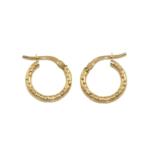 <STRONG>Aro oro 9k 14 mm tubo tallado</STRONG>. Aros con forma de tubo tallados. Tiene un diámetro de <STRONG>14 mm</STRONG> y u