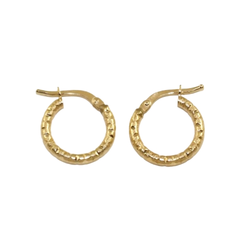 <STRONG>Aro oro 9k 14 mm tubo tallado</STRONG>. Aros con forma de tubo tallados. Tiene un diámetro de <STRONG>14 mm</STRONG> y u