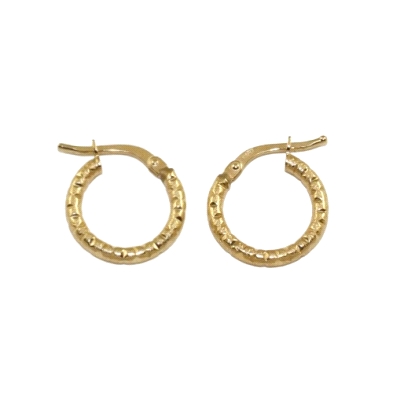 <STRONG>Aro oro 9k 14 mm tubo tallado</STRONG>. Aros con forma de tubo tallados. Tiene un diámetro de <STRONG>14 mm</STRONG> y u <STRONG>Aro oro 9k 14 mm tubo tallado</STRONG>. Aros con forma de tubo tallados. Tiene un diámetro de <STRONG>14 mm</STRONG> y u