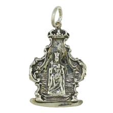 <STRONG>Medalla Virgen de la Victoria 30 x 22 mm plata.<BR>Medalla</STRONG> de la <STRONG>Virgen de la Victoria</STRONG> con un 
