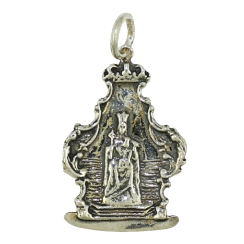 <STRONG>Medalla Virgen de la Victoria 30 x 22 mm plata.<BR>Medalla</STRONG> de la <STRONG>Virgen de la Victoria</STRONG> con un 