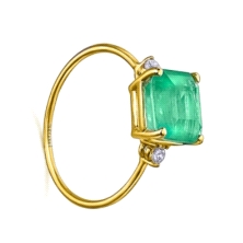Anillo LeCarré con cuarzo verde<BR>Anillo GA095OA.13 fabricado en oro de 18 kilates. Tiene dos topacios blancos de 2 mm que esta