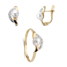 <STRONG>Pendiente y anillo para niña oro 9 kilates perla.</STRONG><BR><STRONG>Juego</STRONG> de<STRONG> niña</STRONG> con perla 