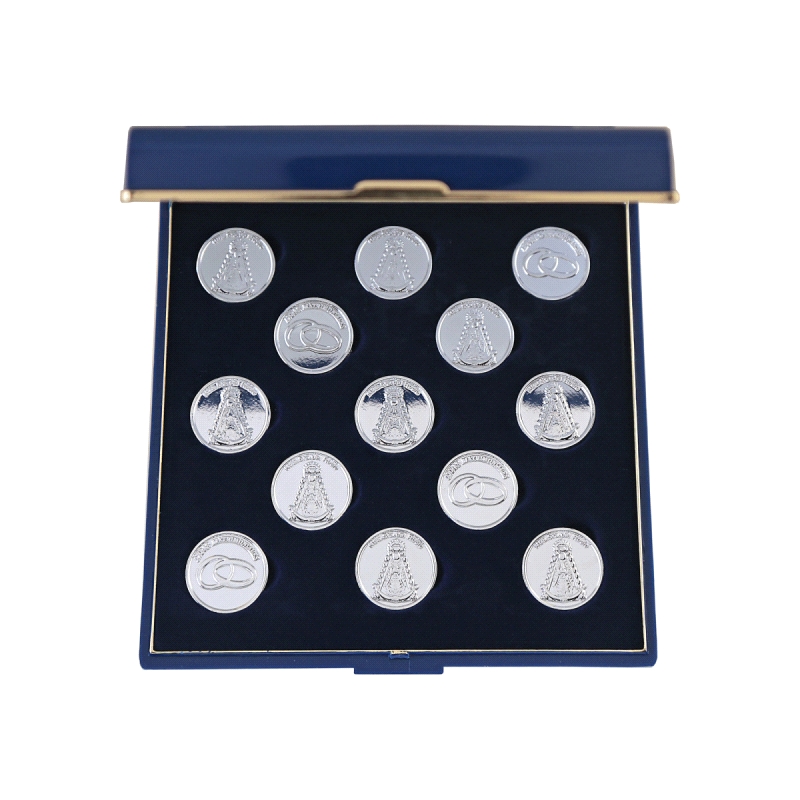 <P>Monedas&nbsp;plateadas de 20 mm con imagenes de la Virgen del Rocio. Acabo envejecido<BR>Todos los juegos de arras se entrega