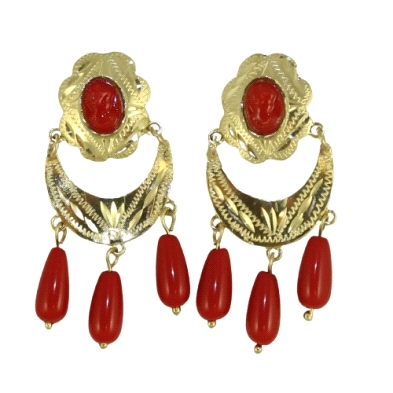 Pendientes de coral con luna y chupones<BR>Pendientes de oro con camafeo en color coral, tiene una luna de la cual cuelgan 3 chu