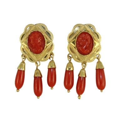 Pendiente de coral con lagrimas<BR>Pendiente de coral fino, un camafeo en el centro rodeado de tallas en oro del cual cuelgan 3 