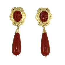 Pendiente de coral largo <BR>Pendiente con imagen de camafeo&nbsp;central de la que cuelga un chupón largo<BR>Cierre de pala cat