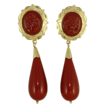 Pendientes con chupon largo color coral<BR>Cierre de pala catalana. Medida de 38 x 13 mm<BR>Fabricado en oro de 18 kilates