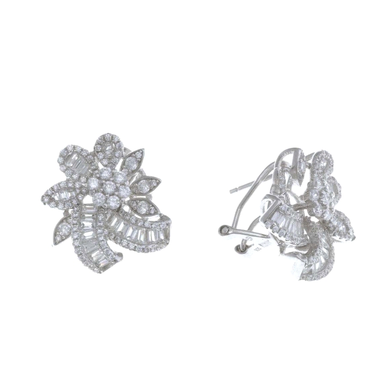 Pendiente fabricado en plata de 1ª ley rodiados.
Con circonitas formando y una flor con lazo.