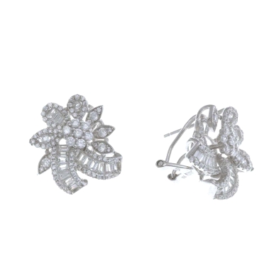 Pendiente fabricado en plata de 1ª ley rodiados.
Con circonitas formando y una flor con lazo.