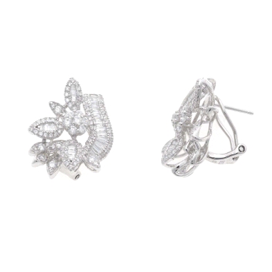 Pendiente fabricado en plata de 1ª Ley rodiado.
Formando una flor con circonitas