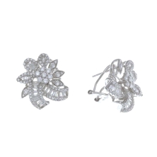 Pendiente fabricado en plata de 1ª ley rodiados.
Con circonitas formando y una flor con lazo.