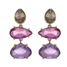 Pendiente fabricado en plata con baño de oro.
Formado por tres piedras de colores.