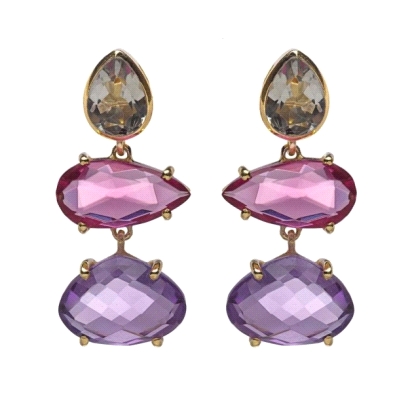 Pendiente fabricado en plata con baño de oro.
Formado por tres piedras de colores.