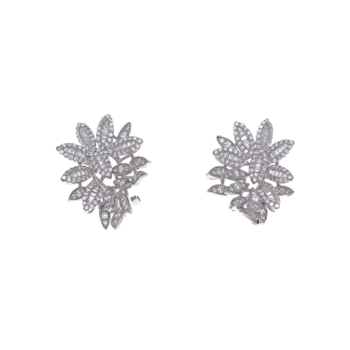 Pendiente fabricado en plata de 1ª ley. rodiado.
Formando flor