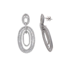 Pendiente fabricada en plata de 1ª ley rodiado.
Con forma oval y circonitas en baguette.