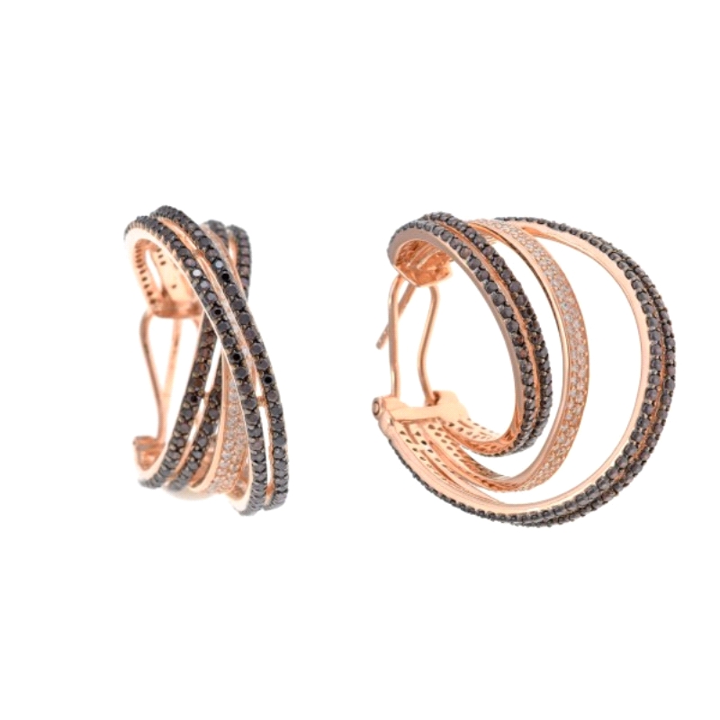 Pendiente aro fabricado en plata con baño en rosa.
Formando un aro triple con circonitas blancas y marron.