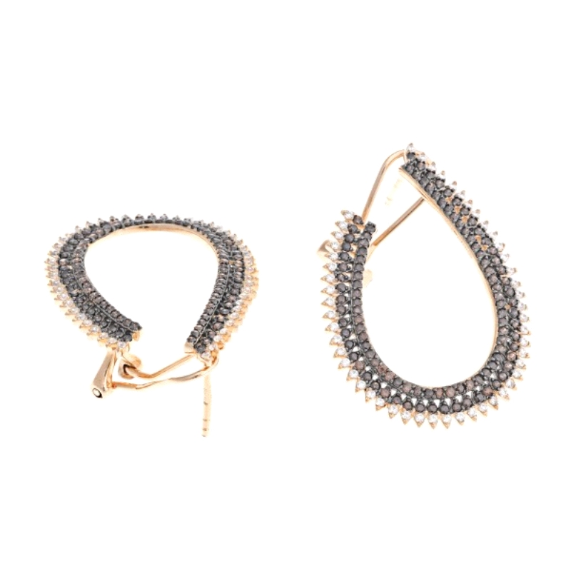 Pendiente fabricado en plata rodiado en rosa.
Forma oval con circonitas blancas y marrones.