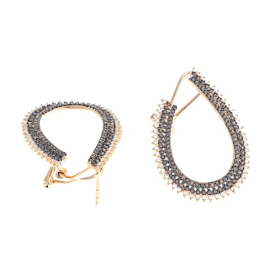 Pendiente fabricado en plata rodiado en rosa.
Forma oval con circonitas blancas y marrones.