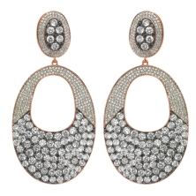 Pendiente fabricado en plata de ley chapado en rosa.
Con forma oval y circonitas.