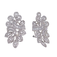 Pendiente fabricado en plata de 1ª Ley rodiado.
Formando un conjunto de hojas con circonitas.